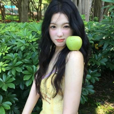 白色荣光 海报
